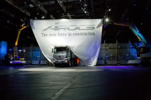 Nutzfahrzeuge: Arocs: Weltpremiere von Mercedes Benz neuem Bau-Lkw 13A82