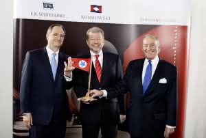 Blicken positiv in die Zukunft: Nicholas Teller (links) und Ernst P. Komrowski (rechts) und der zukünftige CEO der Blue Star Holding, Dr. Hermann J. Klein (Mitte)