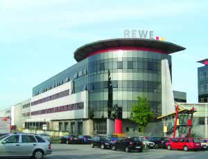 Lager- und Regalsysteme: REWE spart mit KNAPPs Klappkisten