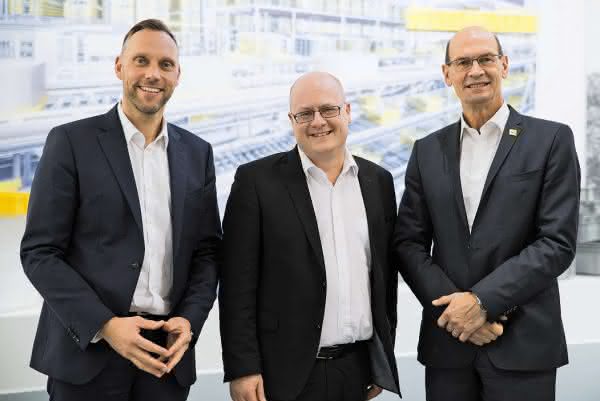Harrie Swinkels (r.) and Thomas Meyer-Jander spoke with Martin Schrüfer, materialfluss, in Neunkirchen. Photos: SSI Schäfer