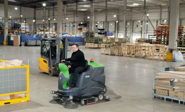 Lighting/floor cleaning/fire protection: Cleaning combo for logistics companies Photos: IP Gansow