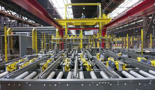 Turning device and forklift portal