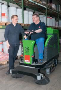 Kai Schäfer (l.), Head of Warehouse and Shipping Köster und Co. GmbH