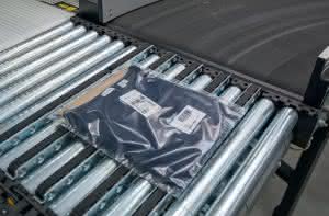 Fördertechnik & Komponenten: Retourenbearbeitung am laufenden Band Polybags