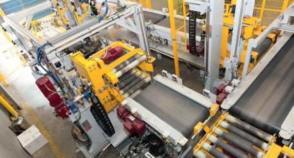 Fördertechnik & Komponenten: Gussblöcke im Takt Foto: FAB