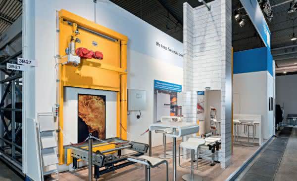 Exhibition stand with high-speed fire door