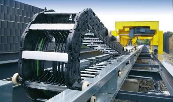 Energiezuführung/Motoren/Antriebe: Sicher „unter Strom“ Tsubaki Kabelschlepp Verfahrwege