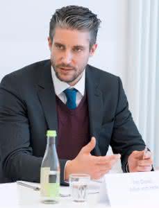 Warehouse-/Picking technology: Material Flow Round Table: In search of the USP Tim Crone