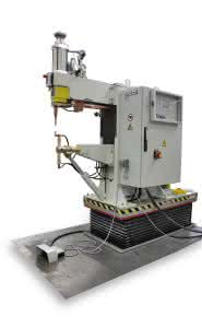 Single-head spot welding machine with an FM 3000/70 lifting table Photo: Flexlift