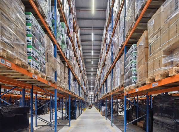 Warehouse-/Picking technology: Varo planned the refurbishment of its lighting system Photo: Trilux