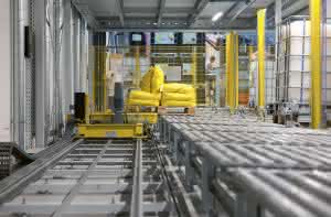 Fully automatic pallet conveyor system at Schekolin