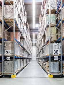 Tables of contents materialfluss PRINT: Material flow - Market 2017 edition Mobile racking system from SSI Schäfer