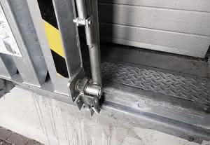 Fastening the swivel bridges