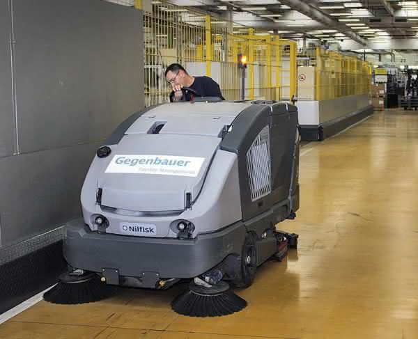 Lighting/floor cleaning/fire protection: Clean with hybrid drive Clean with hybrid drive