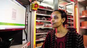 Logistik-Dienstleister: Regale zum Menschen Laufen war gestern: Die Regale mit den Textilien werden zur Kommissioniererin gebracht.