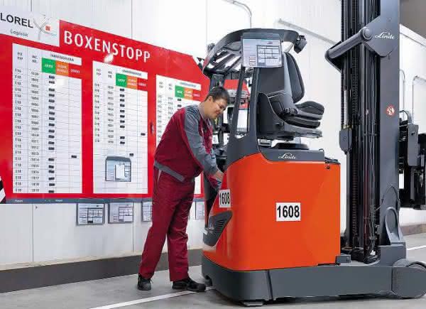 Stapler & Komponenten: Linde Material Handling macht einen Boxenstopp im Lager LindeMechaniker