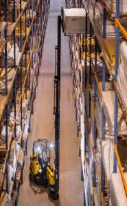Stapler & Komponenten: Combilift zeigt Gelenkstapler für schmale Gänge Combilift Ltd.