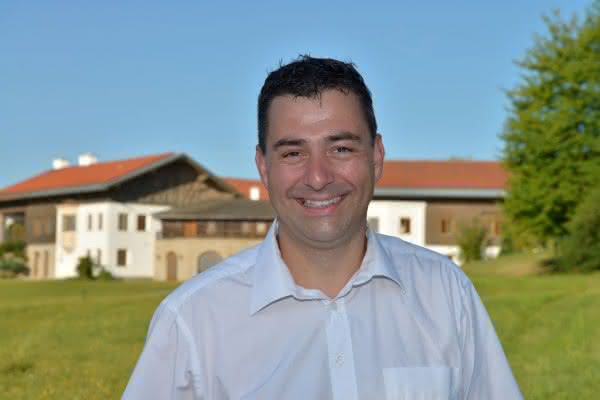 Lager- & Kommissioniertechnik: Nachhaltige Expansion: Witron feiert doppeltes Auslands-Jubiläum Jack Kuypers