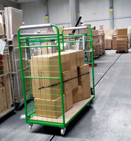 Hubwagen: Logistikbox mit Schutzpolster Anton Röhr Logistic Group
