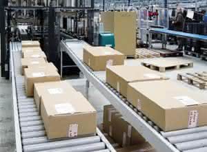 Verpackungstechnik: Aufrichten, einmal falten, nochmal falten, zukleben, fertig SeD Logistique