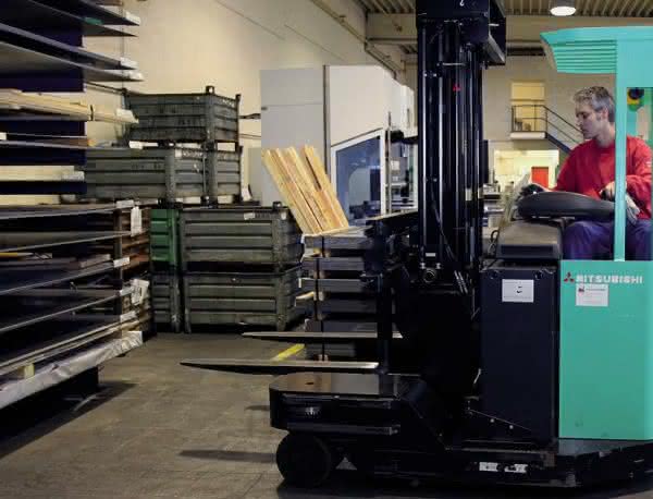 Stapler & Komponenten: Viele bunte Stapler Lagertechnikgeräte und Stapler