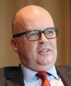 Lager- & Kommissioniertechnik: Materialfluss Round Table: Wir sind Systemjongleure Thomas Krüger