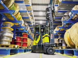 Lager- & Kommissioniertechnik: Knickgelenkstapler erhöht Lagerkapazität Aisle-Master Ltd. Co.
