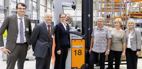 Stapler & Komponenten: Still macht's flexibel und mitfühlend Steffen Walther, Hansjürgen Schnabel, Dr.-Ing. Alice Kirchheim, Sven Thieme (Mitarbeiter Spedition Gericke im FM-X 14), Alfons und Petra Scherer und Regina Schmidtke (v. l. n. r.).