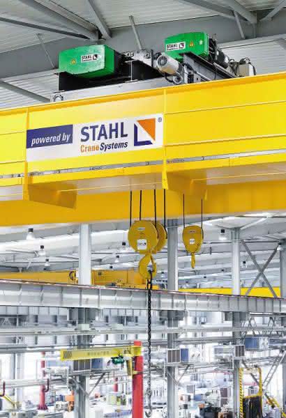 Viele der Krane arbeiten mit zwei Hebezeugen