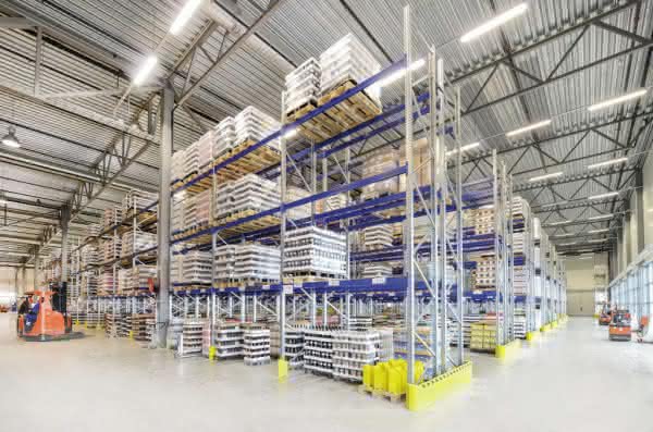 Lager- und Regalsysteme: Perfektion für die Getränkeindustrie achtgassige Palettenregalanlage