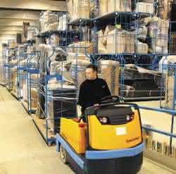 Lager- und Regalsysteme: Sofas sechsfach übereinander dank Stapelboxen von Koch Koch Lagertechnik
