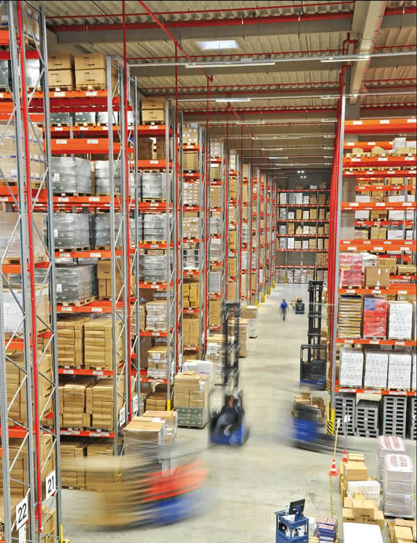 Lager- & Kommissioniertechnik: Neue Normen regeln die Lagerwelt