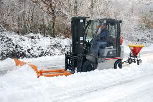 Flurförderzeuge: Winterdienst mit dem Gabelstapler