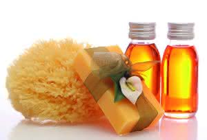 Logistik-Dienstleister: Wenn Logistik der Schönheit nutzt bottles with essential oils and sponge