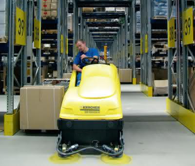 Beleuchtung/Bodenreinigung/Brandschutz: Bodenreinigung im Logistikzentrum: Reinigung nass und trocken für grobe und feine Verschmutzung