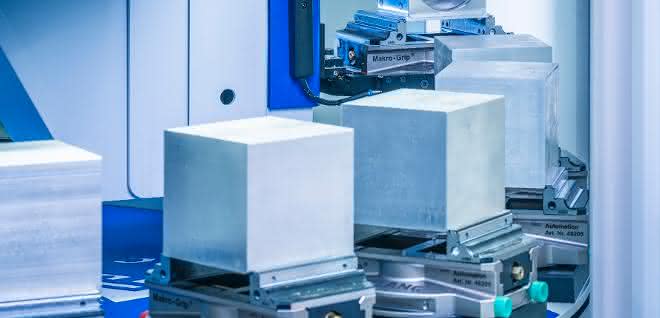 Loading and unloading the machining center