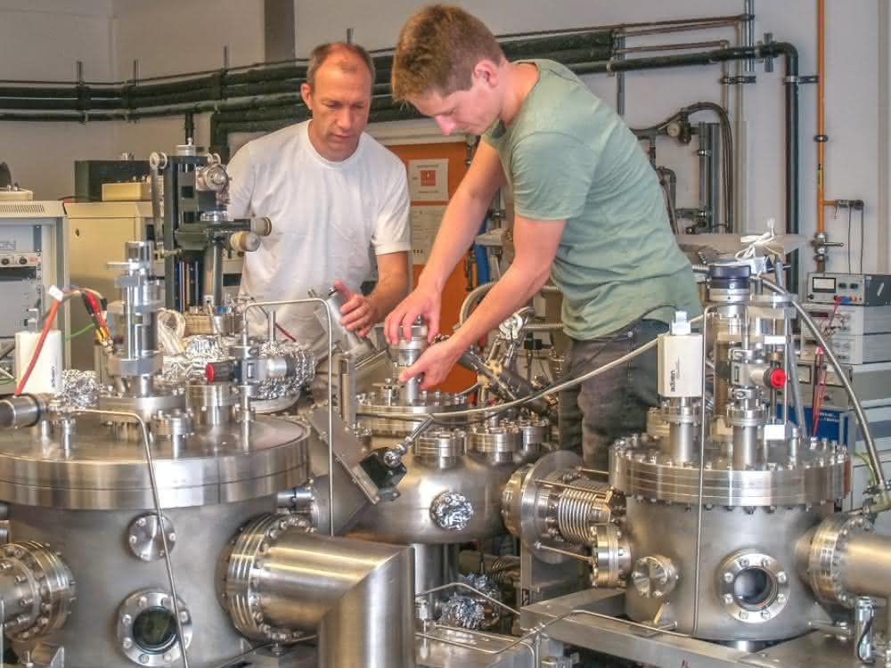 PD Dr. Martin Jourdan und Bachelorstudent Moritz Krämer an der Beschichtungsapparatur
