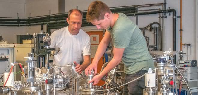 PD Dr. Martin Jourdan und Bachelorstudent Moritz Krämer haben an der Beschichtungsapparatur am Institut für Physik der JGU nichtmagnetischen Stahl mit unterschiedlichen, jeweils 20 Nanometer dünnen magnetischen Filmen beschichtet. PD Dr. Martin Jourdan und Bachelorstudent Moritz Krämer an der Beschichtungsapparatur