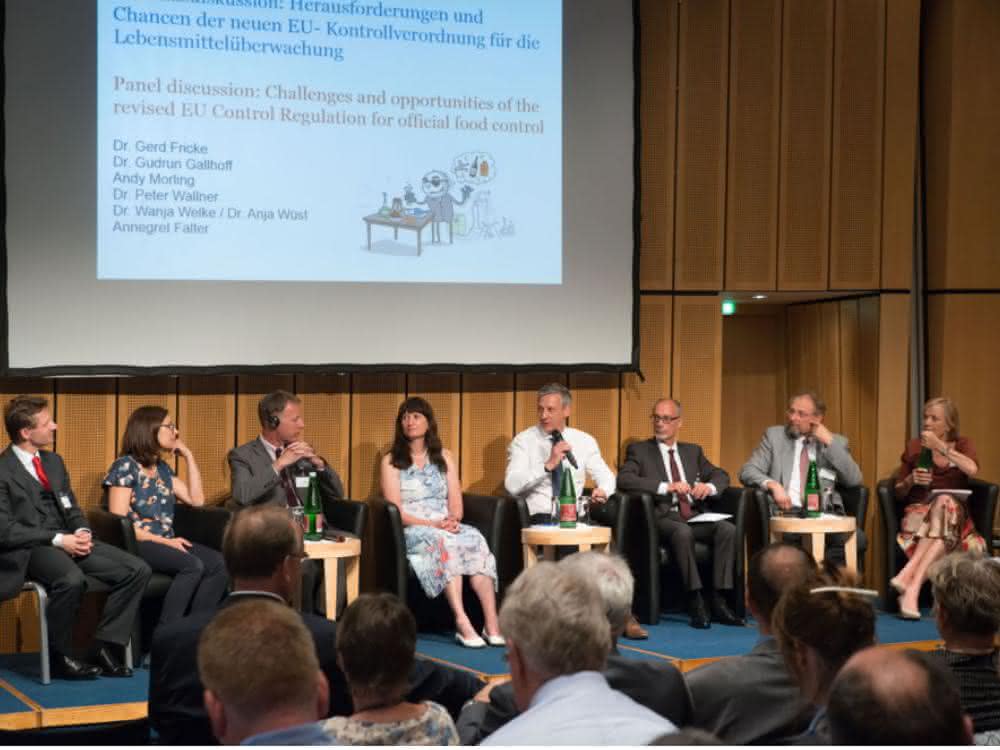 Herausforderungen und Chancen der neuen EU-Kontrollverordnung der Lebensmittelüberwachung diskutierten die Experten auf dem Podium mit dem Publikum. (Foto: Pflug/BVL)