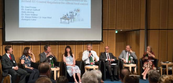 Herausforderungen und Chancen der neuen EU-Kontrollverordnung der Lebensmittelüberwachung diskutierten die Experten auf dem Podium mit dem Publikum. (Foto: Pflug/BVL)
