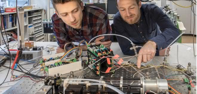 Die beiden Forscher präsentierten das finale Messgerät an der SPIE Photonics Europe in Straßburg und gewannen. (Bild: Empa) Die beiden Forscher am Messgerät
