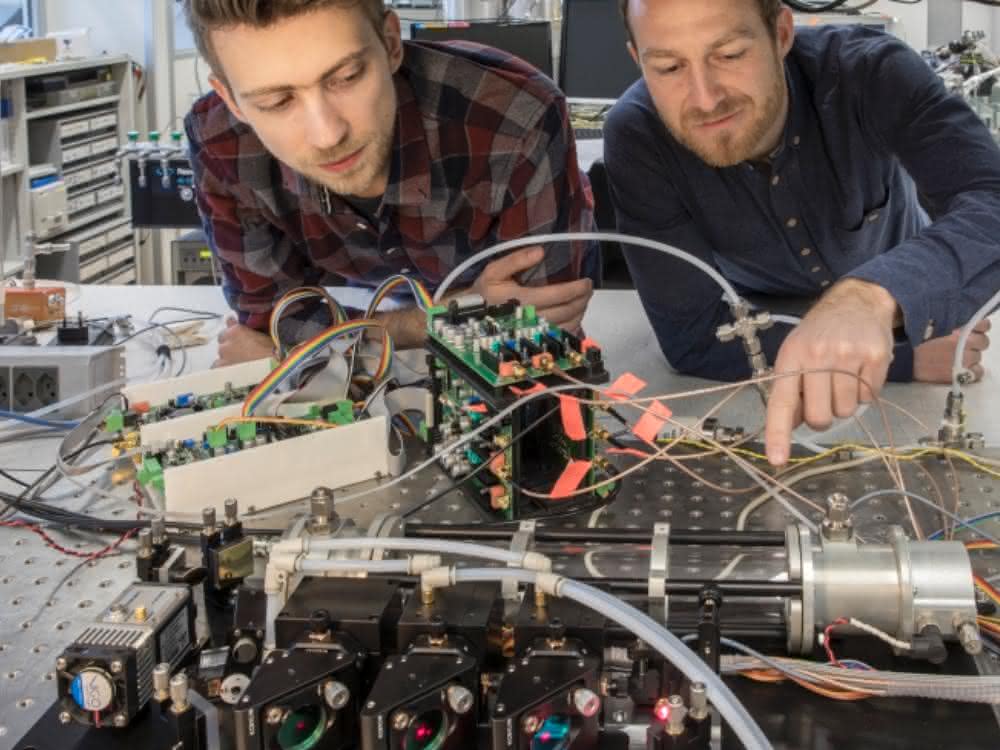 Die beiden Forscher präsentierten das finale Messgerät an der SPIE Photonics Europe in Straßburg und gewannen. (Bild: Empa) Die beiden Forscher am Messgerät