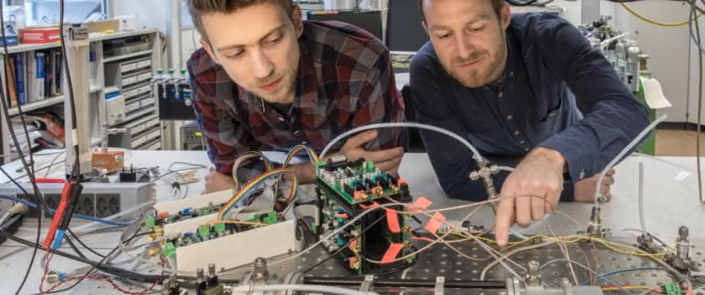 Die beiden Forscher präsentierten das finale Messgerät an der SPIE Photonics Europe in Straßburg und gewannen. (Bild: Empa) Die beiden Forscher am Messgerät