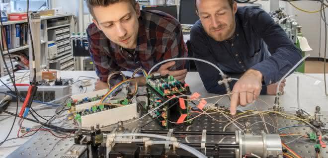 Die beiden Forscher präsentierten das finale Messgerät an der SPIE Photonics Europe in Straßburg und gewannen. (Bild: Empa) Die beiden Forscher am Messgerät