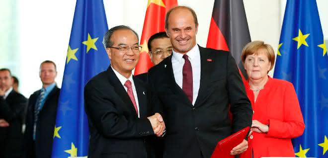 Unterzeichnung der Absichtserklärung in Berlin im Beisein von Bundeskanzlerin Angela Merkel und des chinesischen Ministerpräsidenten Li Keqiang: BASF-Vorstandsvorsitzender Martin Brudermüller und Guangdongs Vizegouverneur Lin Shaochun (Foto: Bundesregierung) Unterzeichnung der Absichtserklärung in Berlin im Beisein von Bundeskanzlerin Angela Merkel und des chinesischen Ministerpräsidenten Li Keqiang