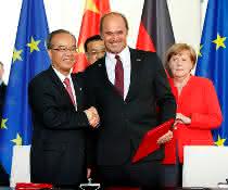 Unterzeichnung der Absichtserklärung in Berlin im Beisein von Bundeskanzlerin Angela Merkel und des chinesischen Ministerpräsidenten Li Keqiang: BASF-Vorstandsvorsitzender Martin Brudermüller und Guangdongs Vizegouverneur Lin Shaochun (Foto: Bundesregierung) Unterzeichnung der Absichtserklärung in Berlin im Beisein von Bundeskanzlerin Angela Merkel und des chinesischen Ministerpräsidenten Li Keqiang