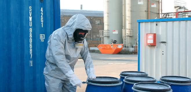 Der neue Chemikalienschutzanzug Tychem® 6000 F FaceSeal von DuPont besitzt eine Kapuze mit Gummimanschette, die sich eng an die Atemschutzmaske anschmiegt und auch ohne Abkleben eine sehr hohe Dichtigkeit ermöglicht. Der neue Chemikalienschutzanzug Tychem® 6000 F FaceSeal von DuPont besitzt eine Kapuze mit Gummimanschette, die sich eng an die Atemschutzmaske anschmiegt und auch ohne Abkleben eine sehr hohe Dichtigkeit ermöglicht.
