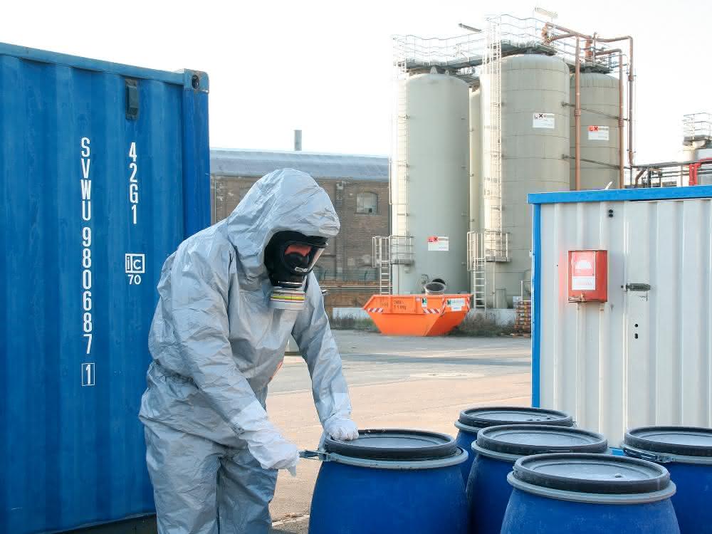 Der neue Chemikalienschutzanzug Tychem® 6000 F FaceSeal von DuPont besitzt eine Kapuze mit Gummimanschette, die sich eng an die Atemschutzmaske anschmiegt und auch ohne Abkleben eine sehr hohe Dichtigkeit ermöglicht.