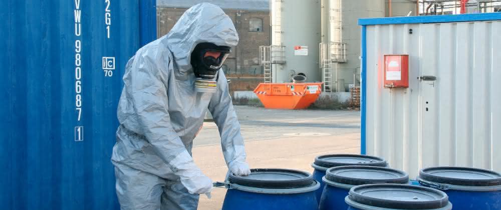 Der neue Chemikalienschutzanzug Tychem® 6000 F FaceSeal von DuPont besitzt eine Kapuze mit Gummimanschette, die sich eng an die Atemschutzmaske anschmiegt und auch ohne Abkleben eine sehr hohe Dichtigkeit ermöglicht.