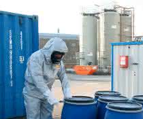 Der neue Chemikalienschutzanzug Tychem® 6000 F FaceSeal von DuPont besitzt eine Kapuze mit Gummimanschette, die sich eng an die Atemschutzmaske anschmiegt und auch ohne Abkleben eine sehr hohe Dichtigkeit ermöglicht.